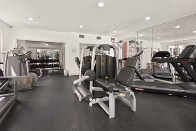 Interior del gimnasio con equipo y luz natural